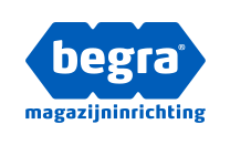 Logo van Case Begra magazijninrichting met witte tekst op een blauwe zeshoekige achtergrond.