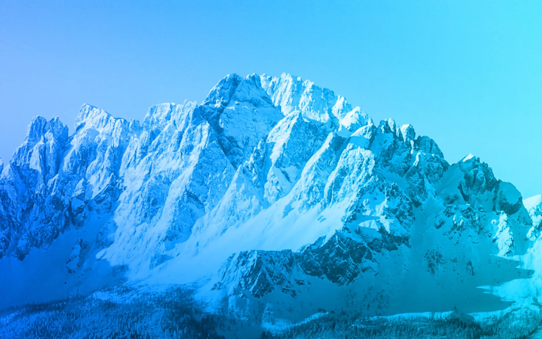 Bild von den 3 Zinnen in Südtirol mit einem blauen Filter.