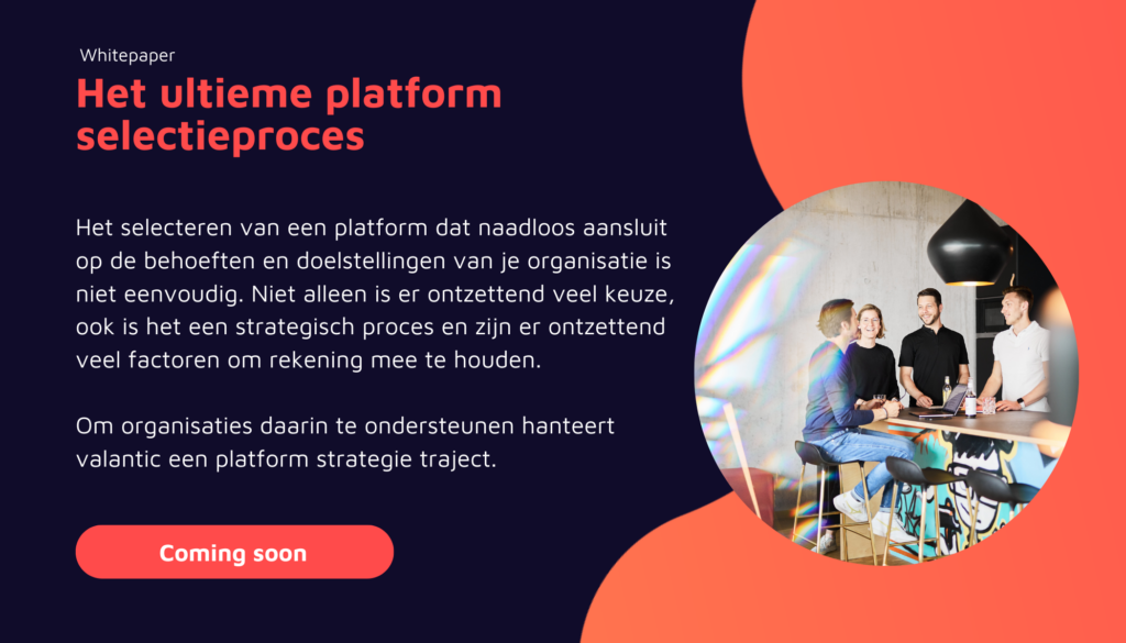 Promotiefoto voor een whitepaper met de titel &quot;Het ultieme platform selectieproces&quot; met een groep mensen rond een tafel en tekst over platformselectiestrategie.