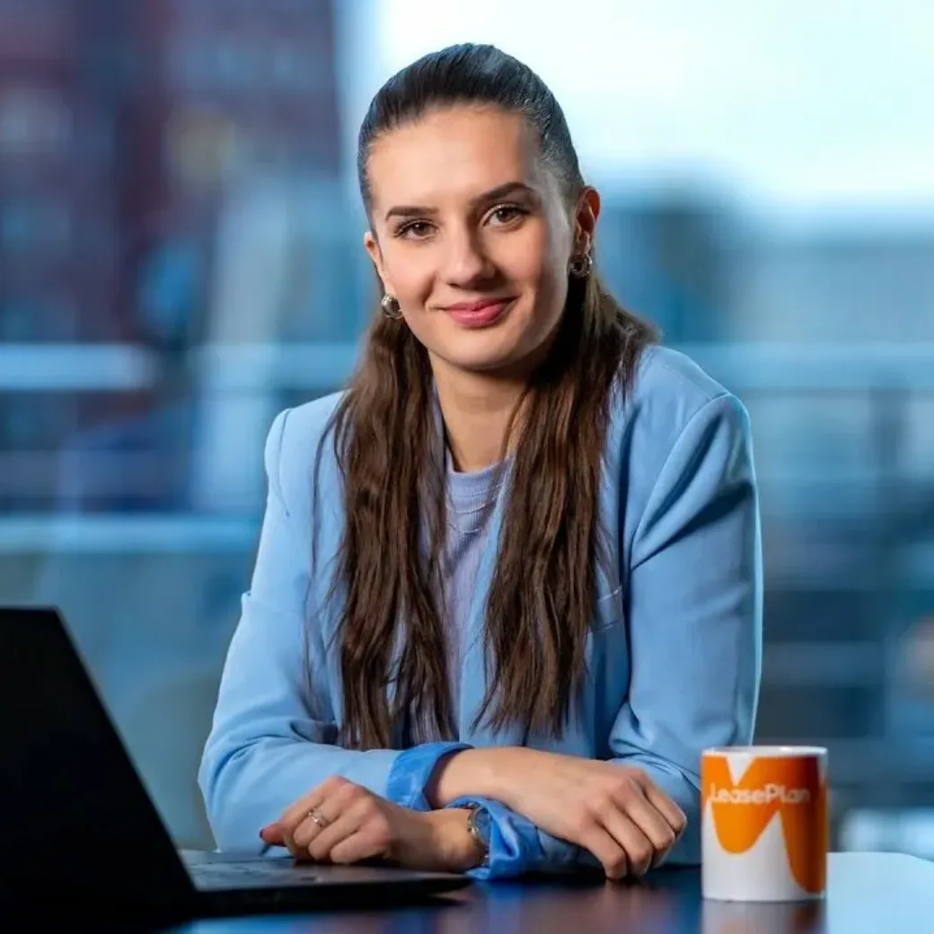 Leaseplan women employee smiling