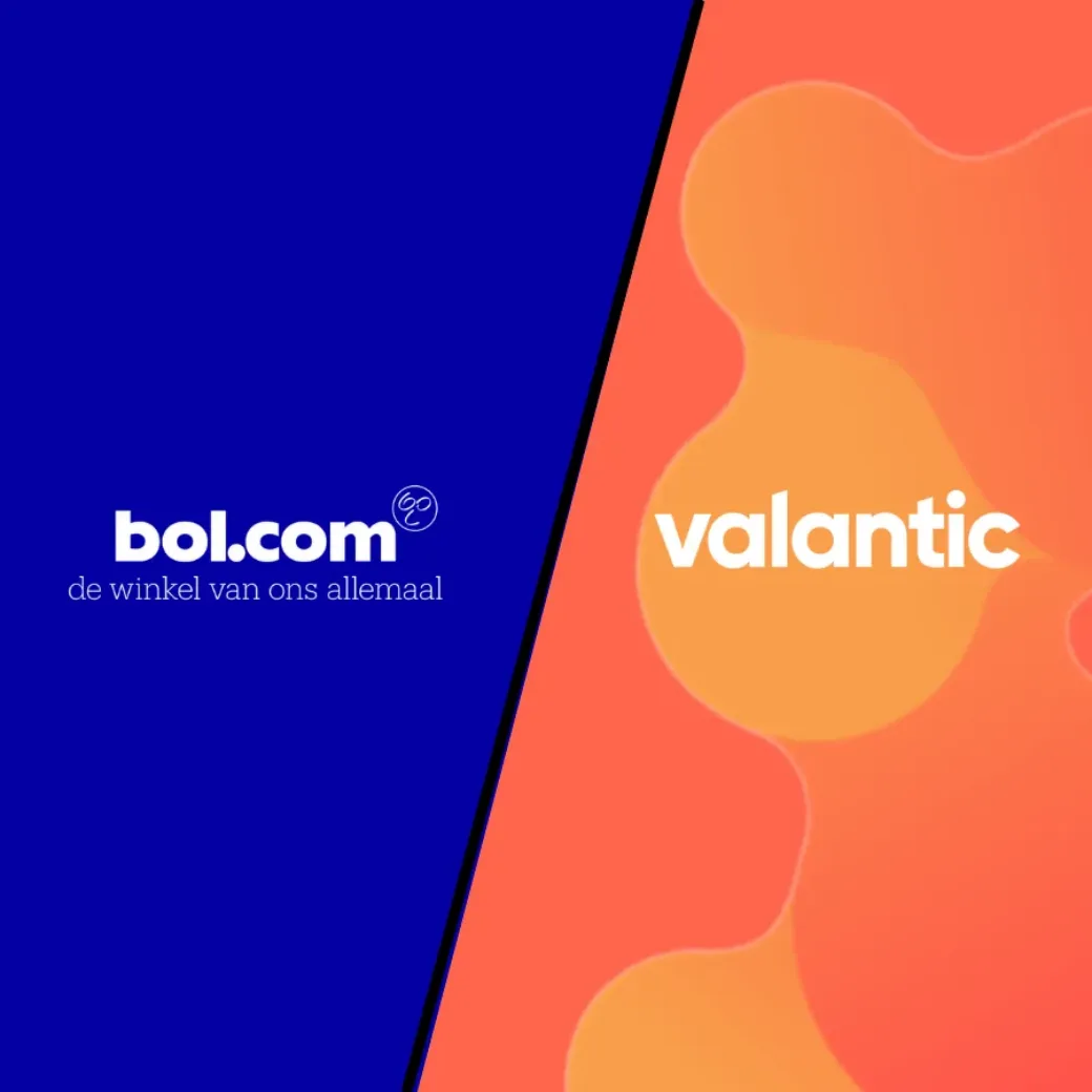 Gesplitste afbeelding met bol.com-logo links op een blauwe achtergrond en Valantic-logo rechts op een oranje achtergrond.