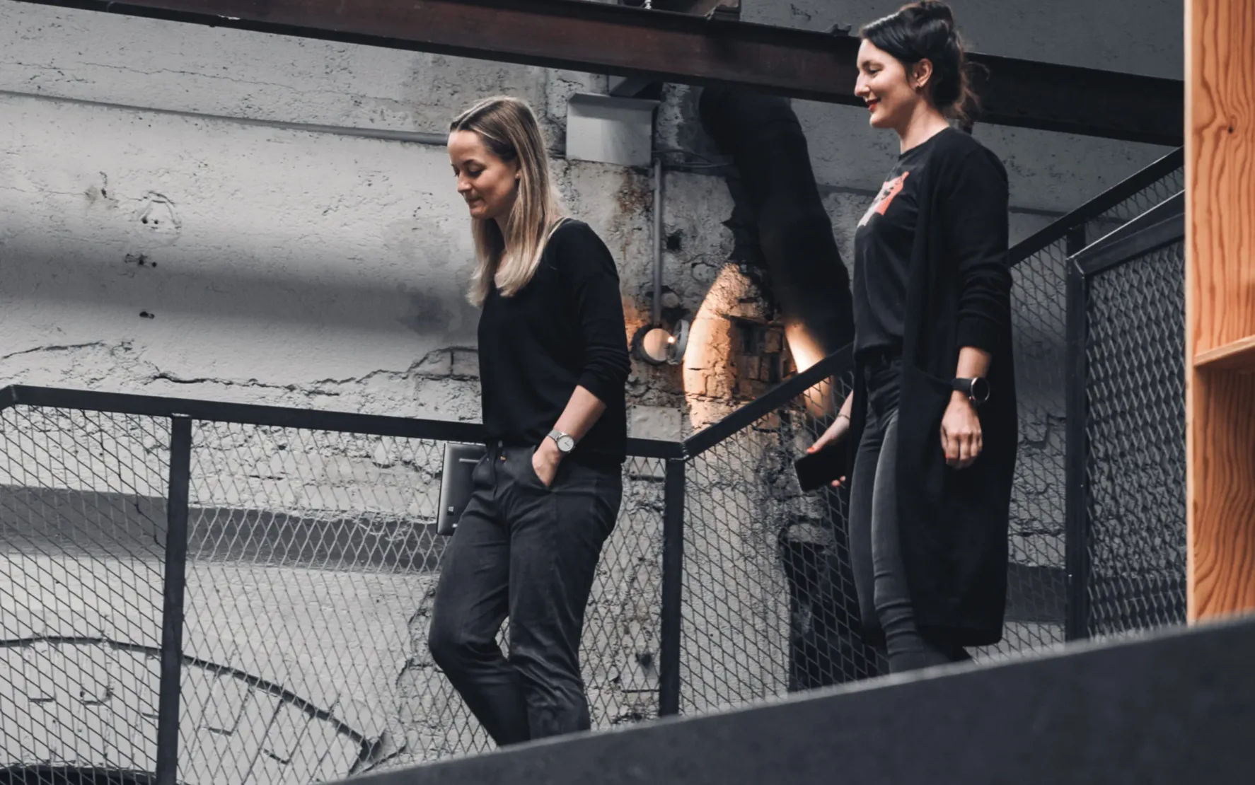Zwei valantic Austria Mitarbeiterinnen gehen eine Trappe hinunter.