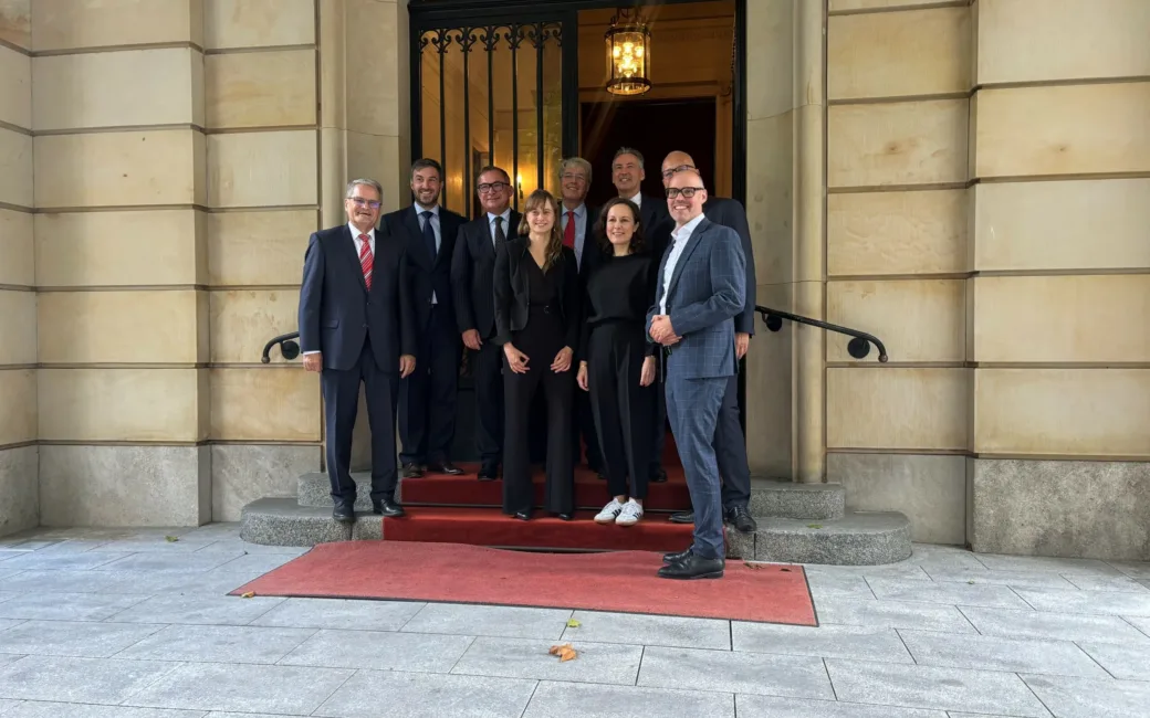 Foto der TARGION Preisverleihung mit neun Personen auf rotem Teppich vor dem Eingang