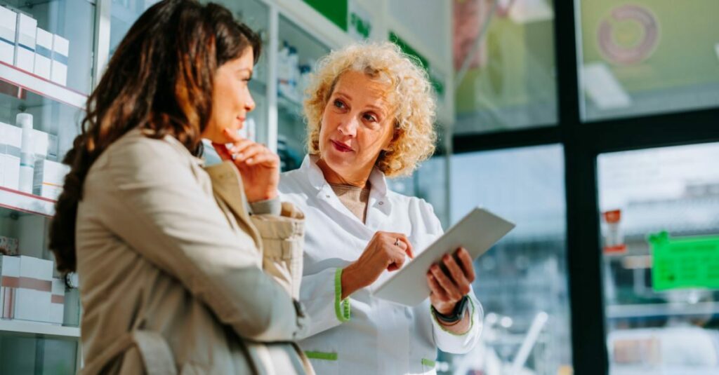 Ein Apotheker, der eine Tablette in der Hand hält, unterstreicht mit seinem Engagement für eine exzellente Kundenbetreuung die Bedeutung einer individuellen Gesundheitsversorgung.