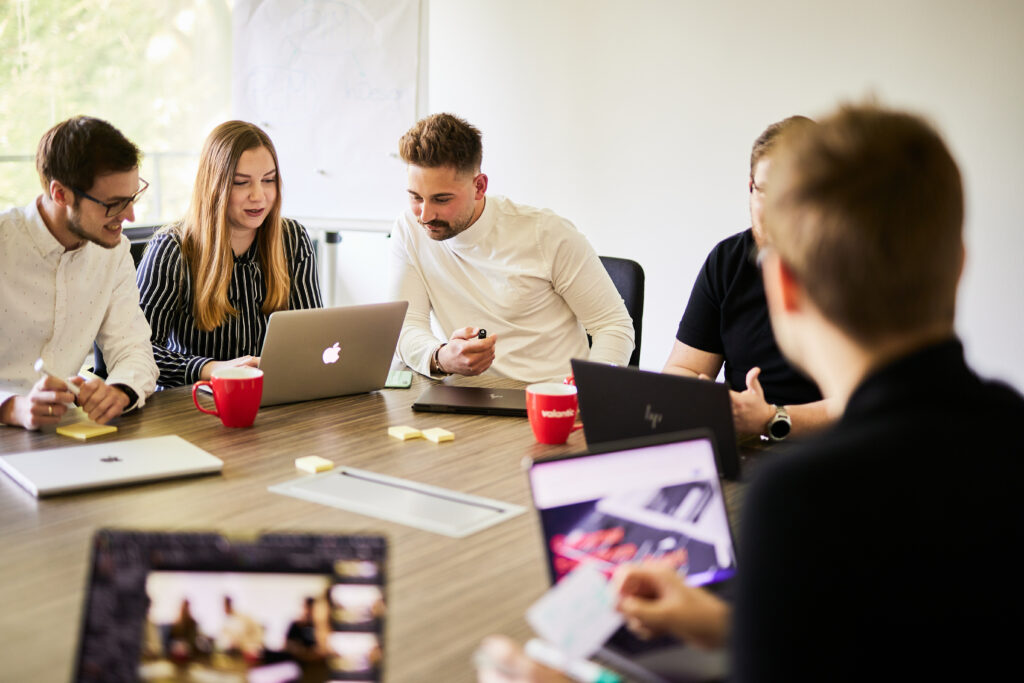 Foto aus dem Konferenzraum im Office Siegen, wo gerade ein Customer-Experience-Workshop für einen Kunden stattfindet.