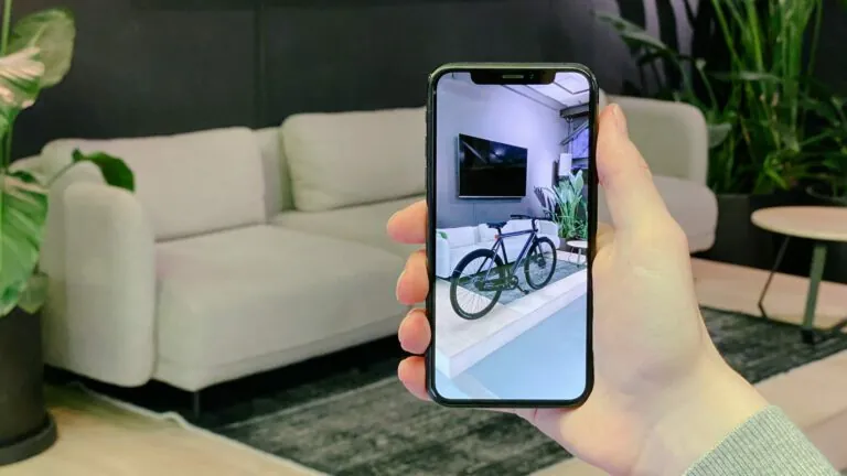 Mithilfe von Augmented Reality wird das Fahrrad in die reale Umgebung des Nutzers projiziert