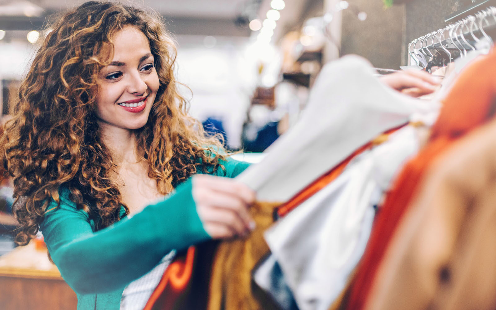 Image of a smiling woman shopping | Our tailor-made SAP solution for fashion retail | Customer data platform CDP