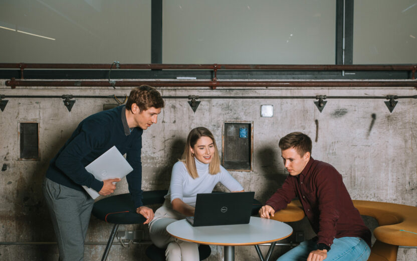 Bild mit 3 Personen am Laptop, E-Commerce Valantic CX