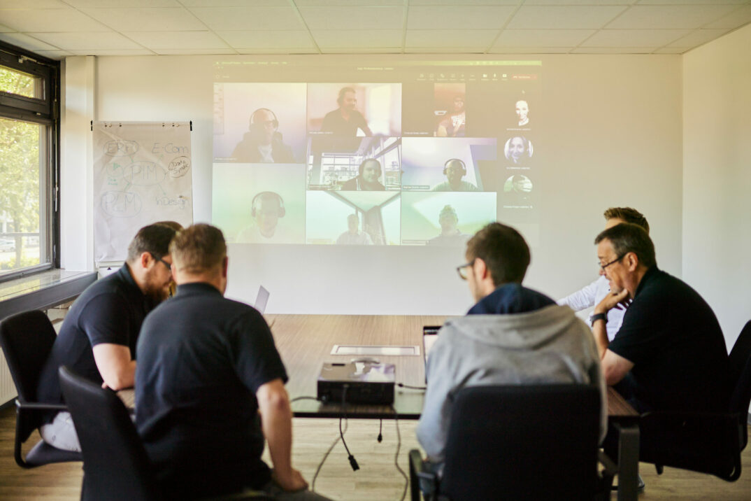 Eine Gruppe valantic-Mitarbeiter während eines Meetings.