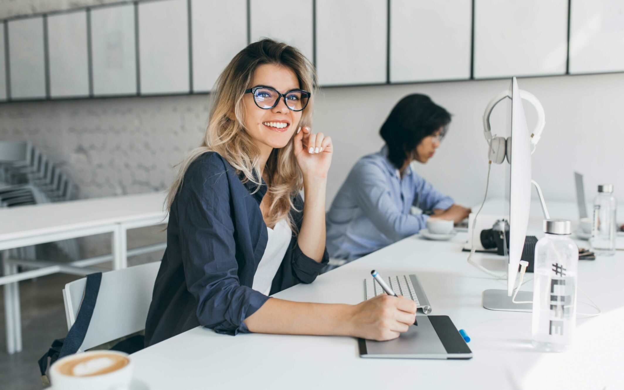 Smiling woman sitting at a desk | SAP Business Planning & Consolidation SAP BPC