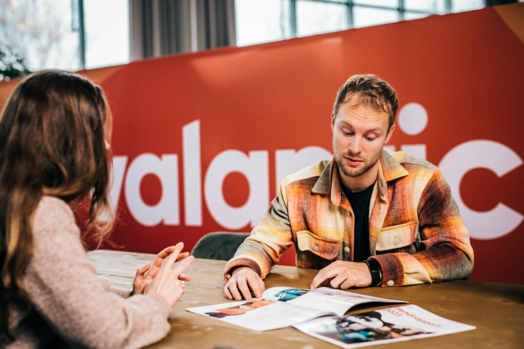 Collega's werken aan een bureau met documenten voor hun