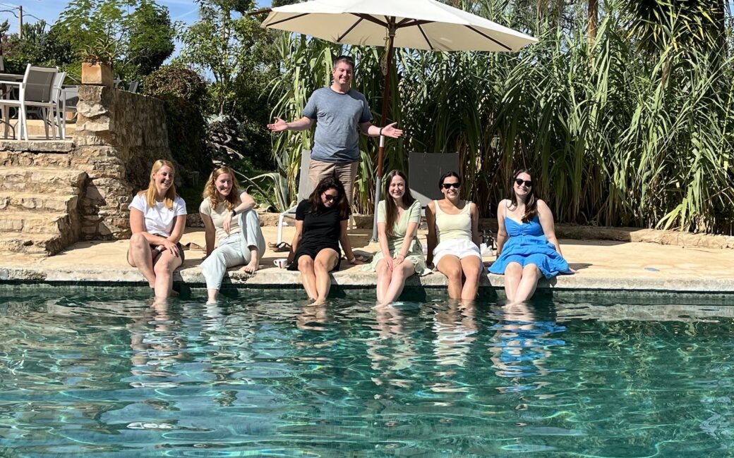 Kollegen am Pool in Mallorca, valantic Management Consulting