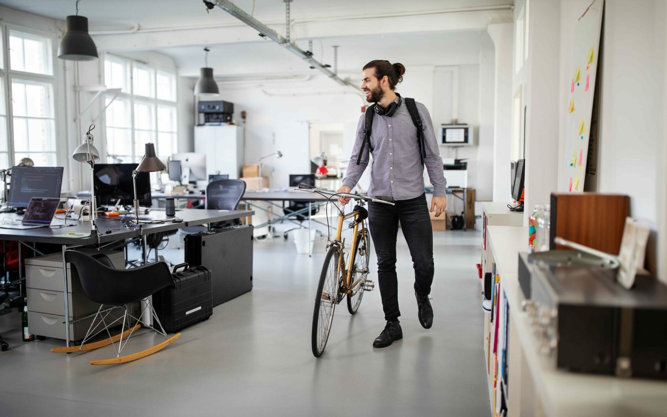 valantic Mitarbeiter erscheint mit dem Fahrrad in den Büroräumlichkeiten