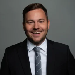 Portrait eines Managers von valantic Digital Finance - Carsten Schäffner. Mann mit Krawatte lächelt in die Kamera