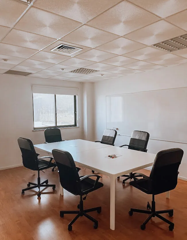 Image of the meeting room in Lisbo Office