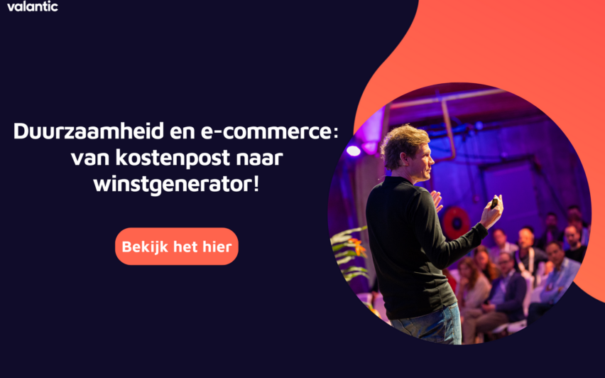 Een man spreekt op een conferentie. De tekst in de afbeelding is in het Nederlands en luidt: "Duurzaamheid en e-commerce: van kostenpost naar winstgenerator!" en "Bekijk het hier".