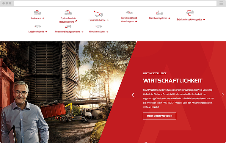 Homepage einer Website, die eine Industrieszene mit einem Mann mit Brille, deutschem Text und einer Navigationsleiste mit Produktkategorien wie Ladekränen und Recyclingkränen zeigt.
