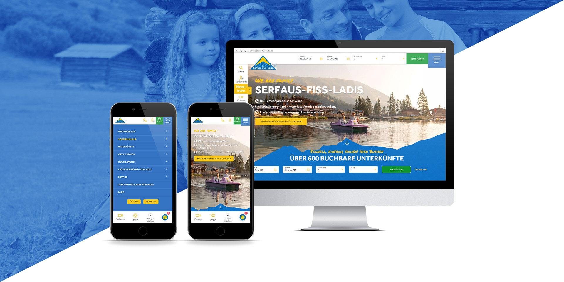 Auf einem Computer und zwei Smartphones ist eine Website von Serfaus-Fiss-Ladis zu sehen, auf der Bilder von einem See, Booten und einer Bergkulisse zu sehen sind. Im Hintergrund ist ein Familienfoto in Blautönen eingeblendet.