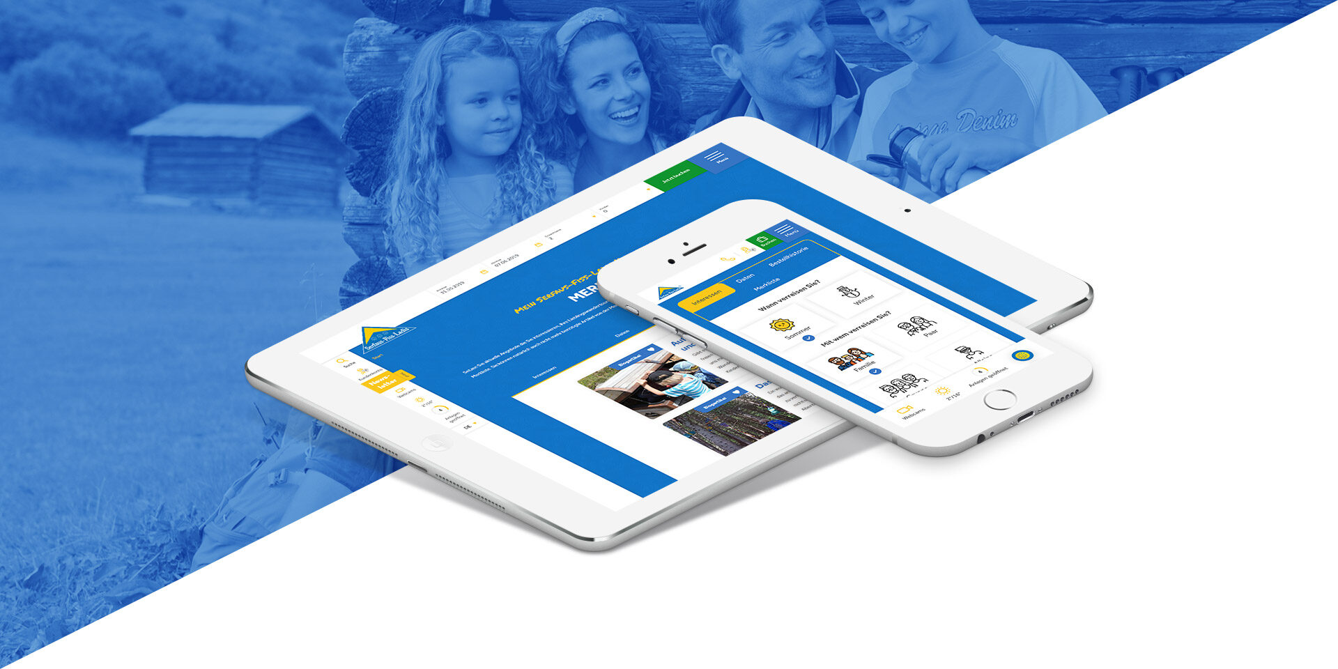 Auf einer weißen Fläche liegen ein Tablet und ein Smartphone, auf denen eine Website-Oberfläche angezeigt wird. Im Hintergrund sind auf einem blau getönten Bild zwei lächelnde Erwachsene und zwei Kinder zu sehen.