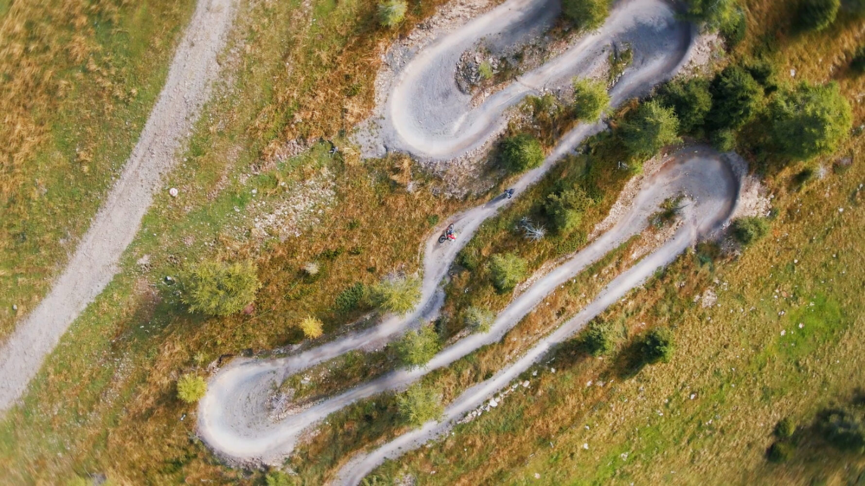 Serpentinen-Mountainbike-Strecke aus der Vogelperspektive