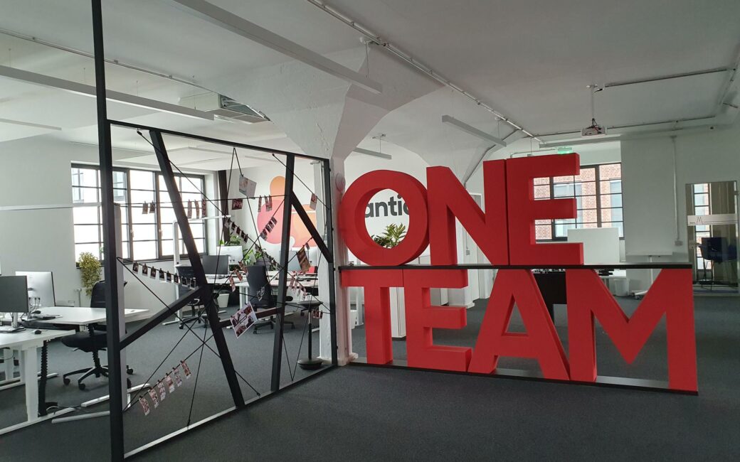 "One Team"-Aufsteller im vERP Büro Köln