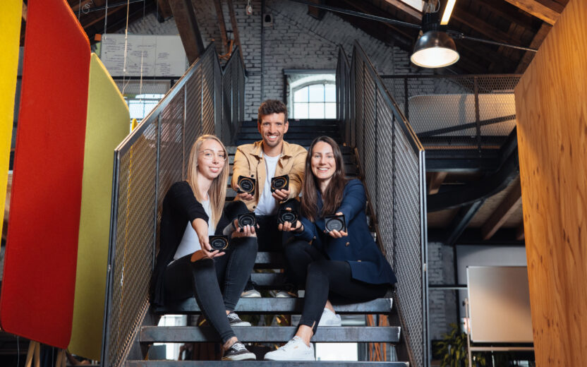 Drei valantic Austria Mitarbeiter*innen freuen sich über die Auszeichnungen beim T.A.I.-Award