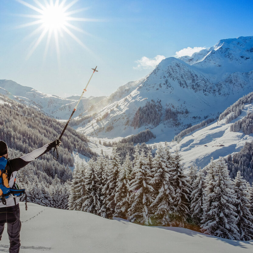 Panoramabild von der Tourismusregion Alpbachtal mit einem Skifahrer im Vordergrund
