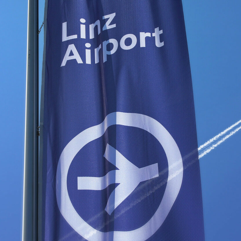 Bild von einer Fahne mit dem Logo von Airport Linz darauf