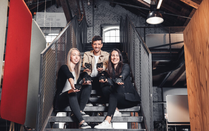 Drei valantic Austria Mitarbeiter*innen freuen sich über die Auszeichnungen beim T.A.I.-Award