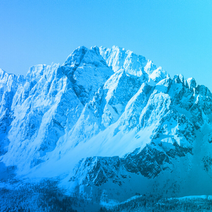 Bild von den 3 Zinnen in Südtirol mit einem blauen Filter.