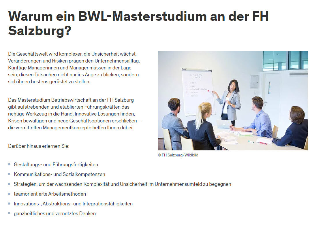 Ein Vortragender in Business-Kleidung spricht zu einer Gruppe aufmerksamer Studenten in einem Unterrichtsraum. Auf der Folie steht auf Deutsch: „Warum ein BWL-Masterstudium an der FH Salzburg?“ und es werden Gründe für die Teilnahme an dem angesehenen Programm der FH Salzburg aufgeführt.