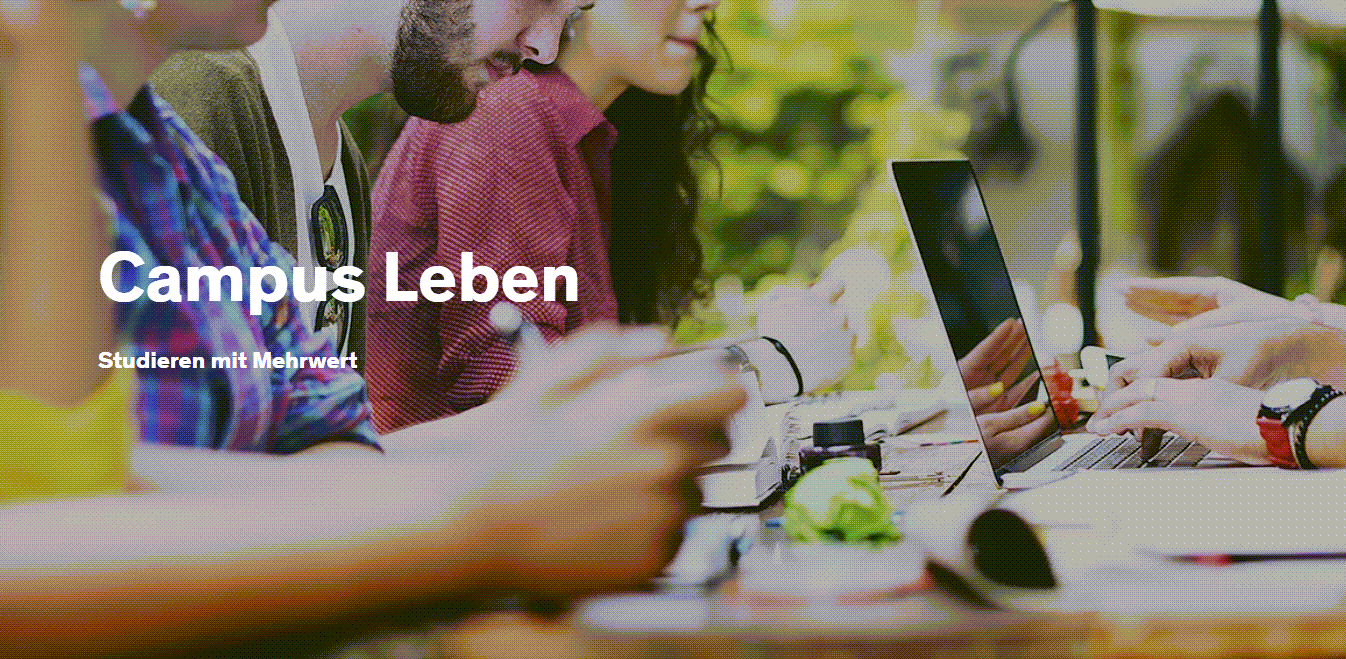 Drei Personen sitzen mit Laptops und Notebooks an einem Tisch im Freien. Auf der linken Bildseite ist der Schriftzug „Campus Leben“ und „Studieren mit Mehrwert“ zu sehen, der auf das lebendige Studierendenleben an der FH Salzburg aufmerksam macht.