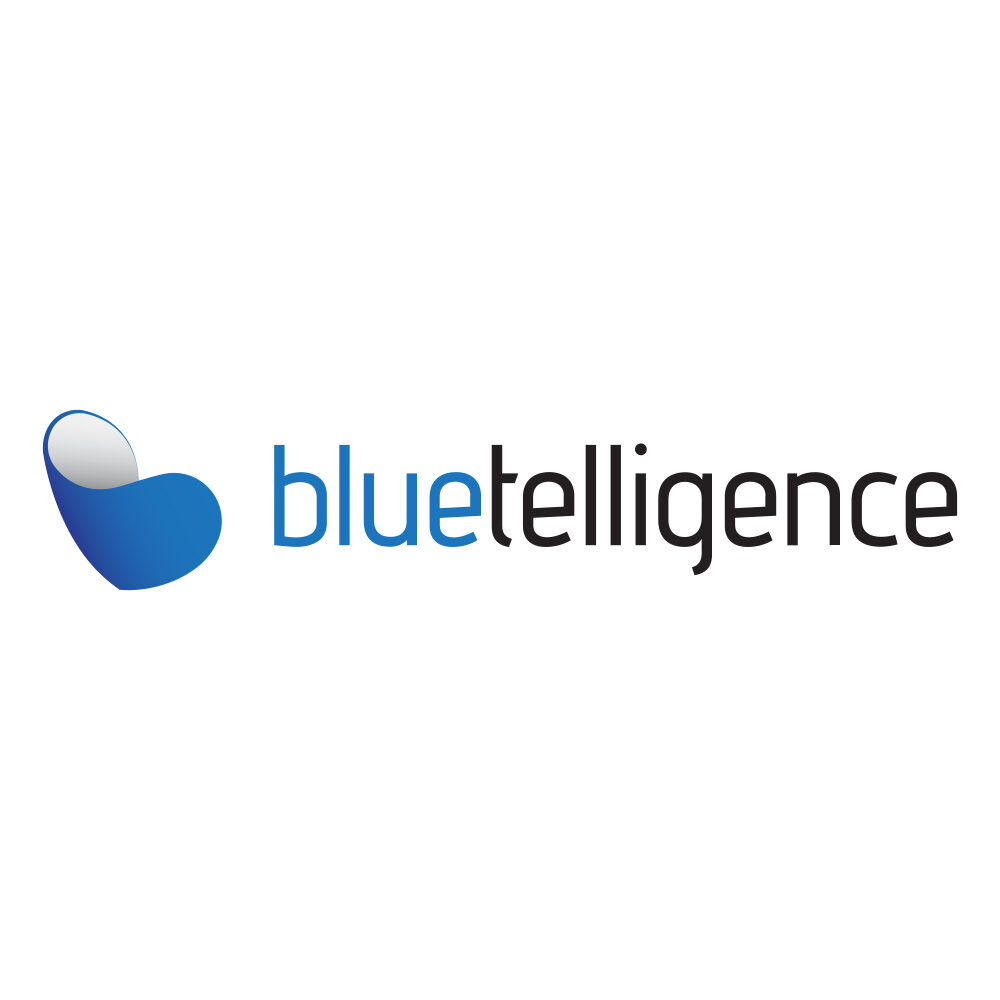 Das Bild zeigt das BlueTelligence-Logo mit einer blau-weißen abstrakten Form auf der linken Seite und dem Wort „Bluetelligence“ in Blau und Schwarz auf der rechten Seite.