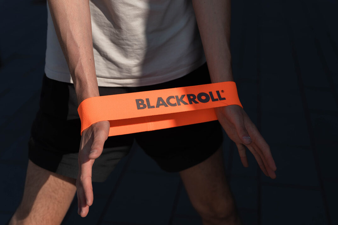 man met BLACKROLL fitnessband