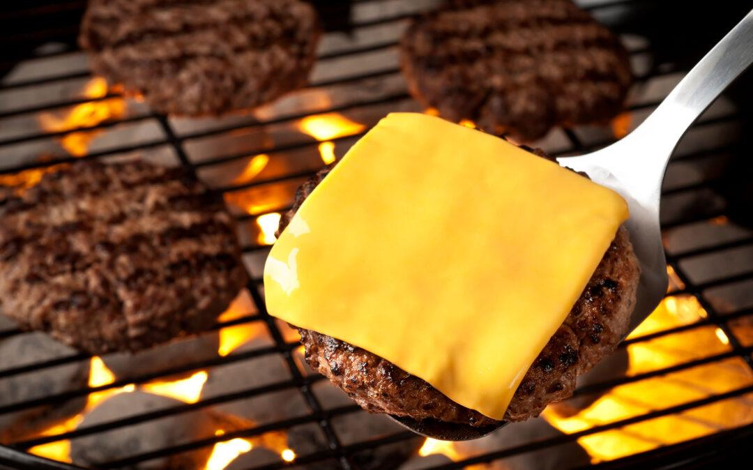 Cheeseburger auf Grill