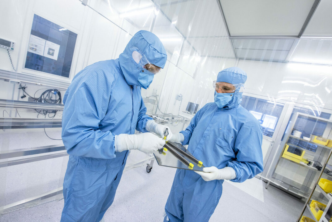 Two person in Dockweiler Clean Room | Success Story SAP Datasphere