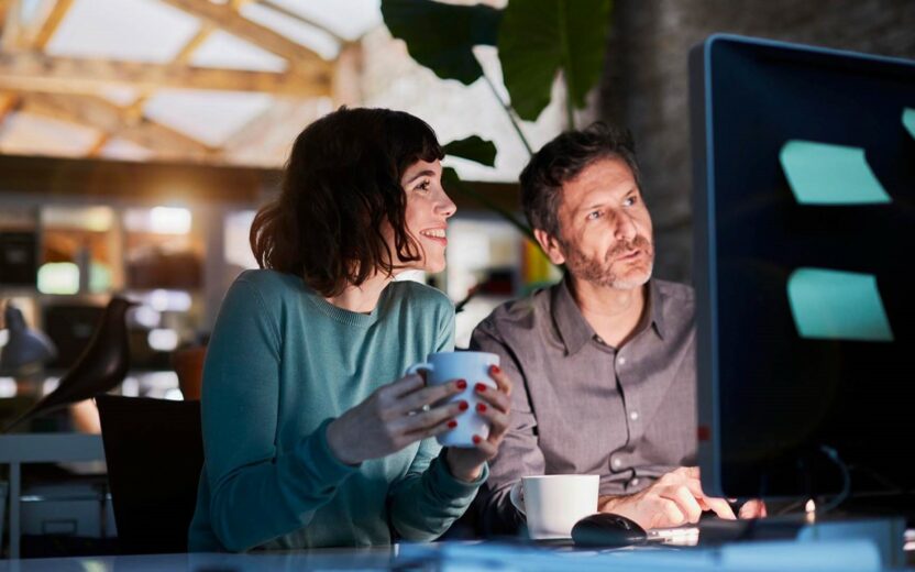 Frau und Mann schauen gemeinsam in den Computer