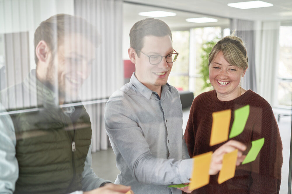 SONAX team in a discussion round on a pinboard