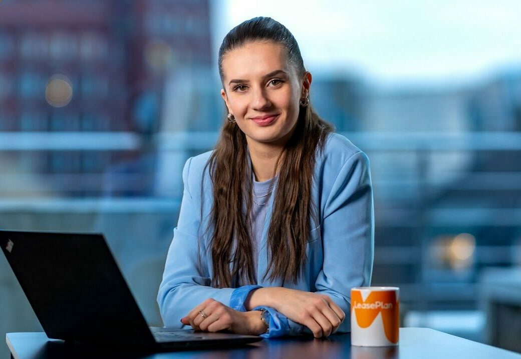 Leaseplan women employee smiling