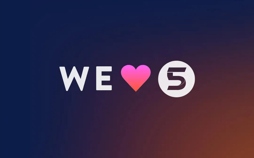 Verlauf von dunkelblau zu orange im Hintergrund mit der Aufschrift "WE", einem rosanen Herz und dem SHopware 5 Logo