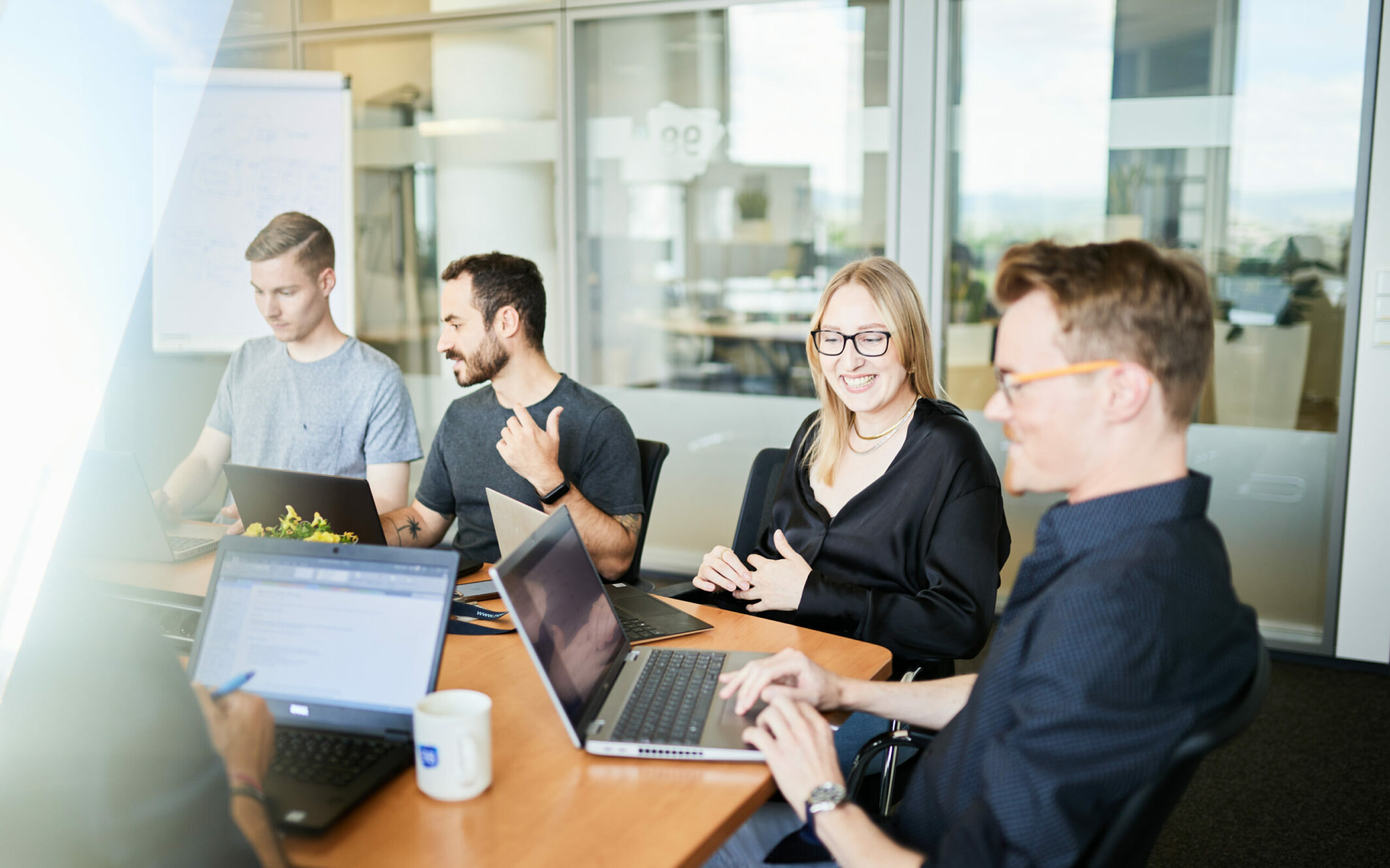 Foto von vier Personen während eines Business-Meetings.