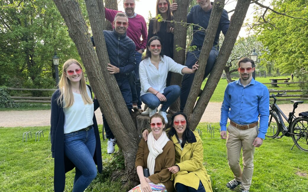 Gruppenbild von valantic Mitarbeiter*innen im Grünen, Management Consulting Karriere bei valantic