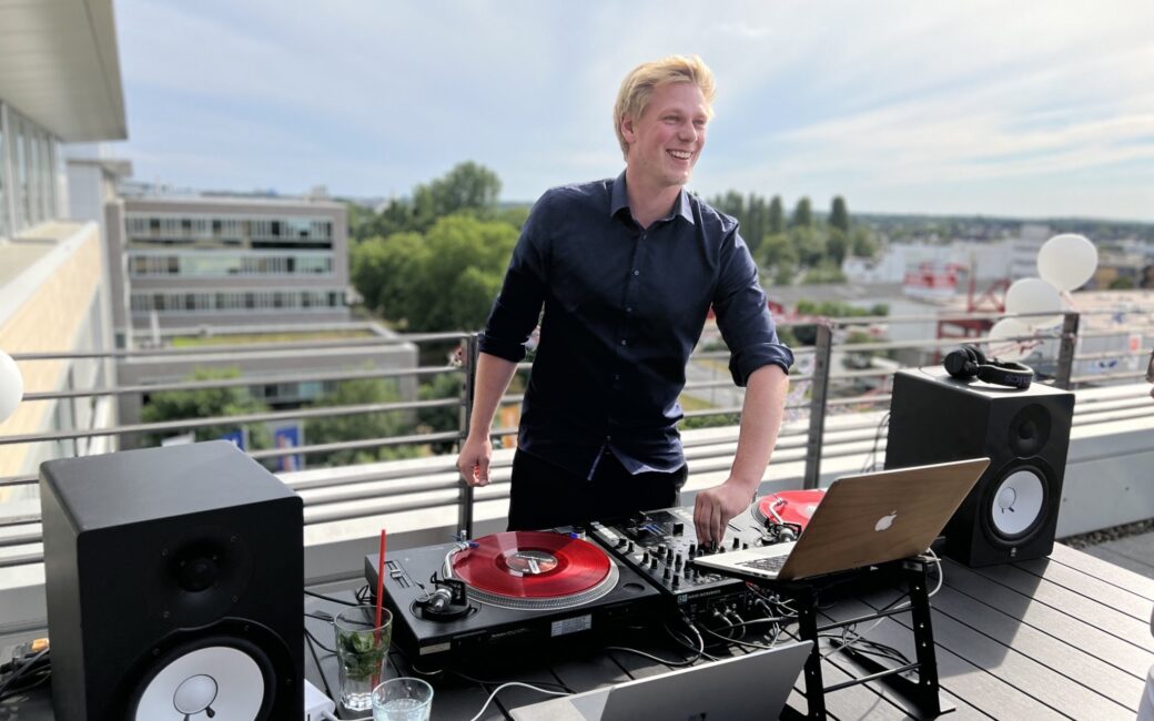 Picture of a valantic employee on the roof terrace, Management Consulting Career at valantic