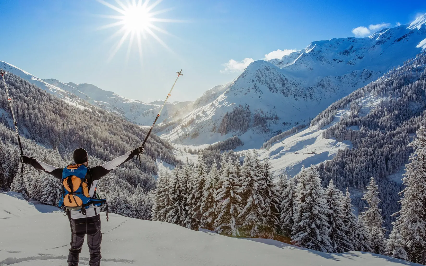 Panoramabild von der Tourismusregion Alpbachtal mit einem Skifahrer im Vordergrund