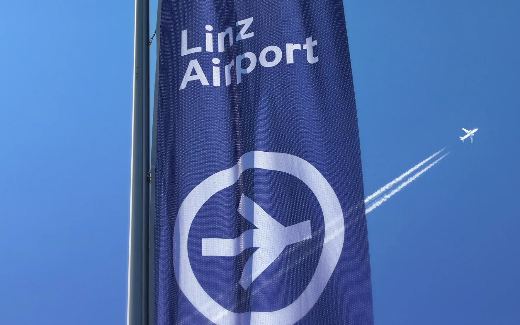 Bild von einer Fahne mit dem Logo von Airport Linz darauf